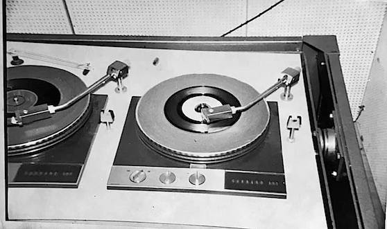 Turntables mounted in gimbals